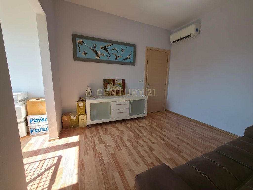 Apartament 2+1 + post parkimi me cmim ekstra me qira tek Tregu Elektrik!