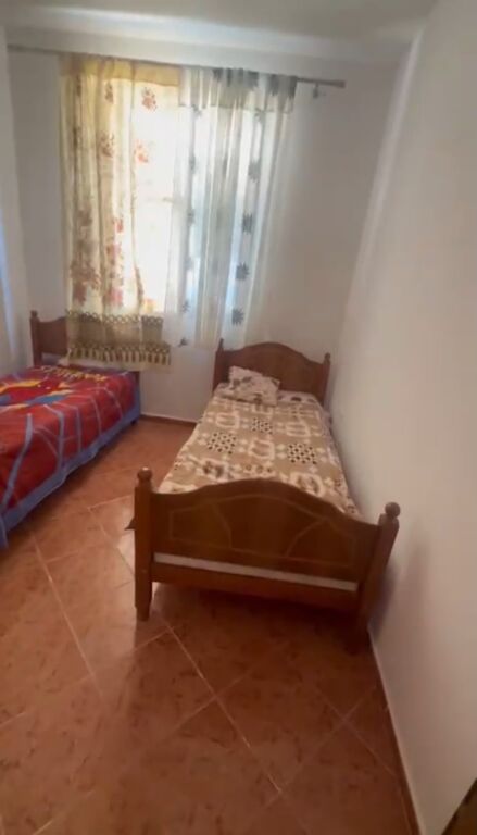 Jepet me qera Apartamenti shtepia 2+1 , rruga 5 Maj rruga Ali Beshiri 400 Mije leke