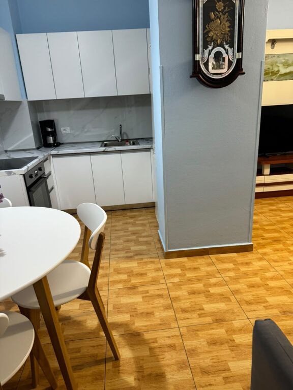 Rruga e Barrikadave  jepet me qera apartament ,1+1,i mobiluar 69,000Leke(Bruto)
