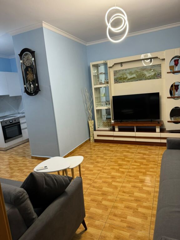 Rruga e Barrikadave  jepet me qera apartament ,1+1,i mobiluar 69,000Leke(Bruto)
