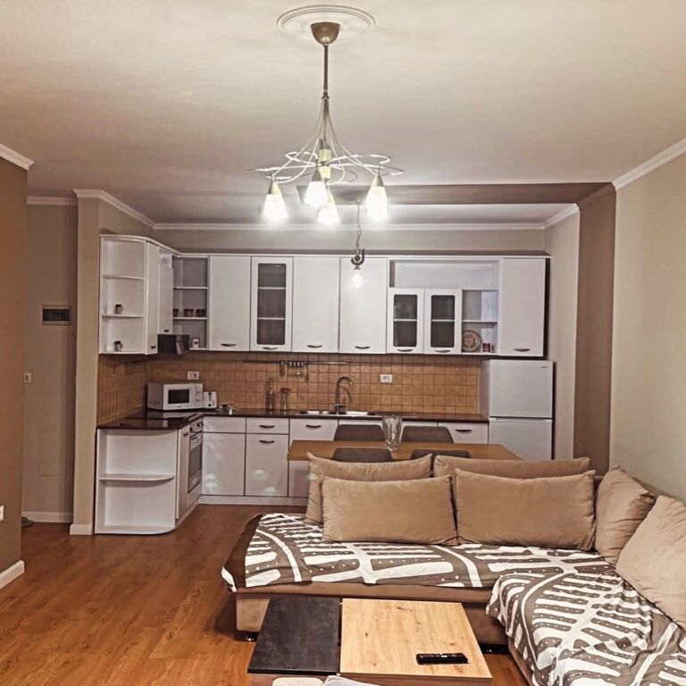 Jepet apartament 1+1 me qira tek Kompleksi Kika , Komuna e Parisit , Stadiumi Dinamo .