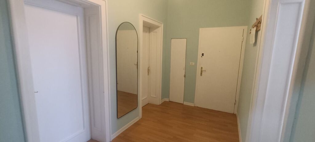 Rruga e Barrikadave, jepet me qera apartament 3+1+2.