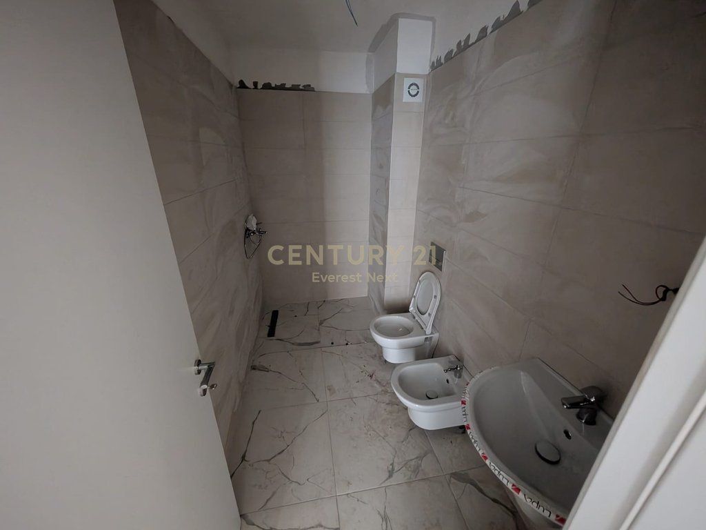 Shitet apartament 2+1+2 tek TURDIU, ish fusha e aviacionit. 205,000 € 19,000,000 Lekë