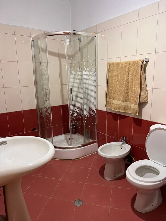 Jepet me qira 2+1+1 Astir 50.000 leke
