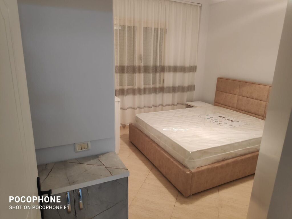🏢Porcelan,pak minuta larg Universitetit Europian te Tirane  jepet me qera apartament,2+1,i mobiluar.50,000Leke