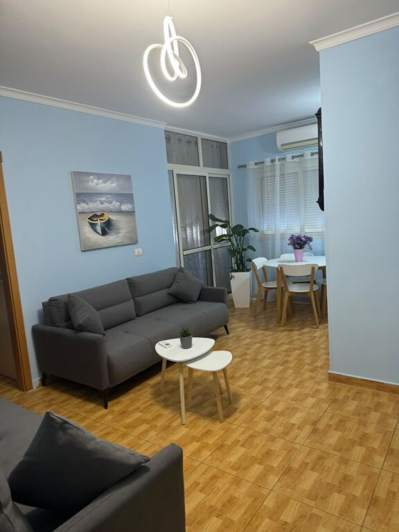 Rruga e Barrikadave  jepet me qera apartament ,1+1,i mobiluar 69,000Leke(Bruto)
