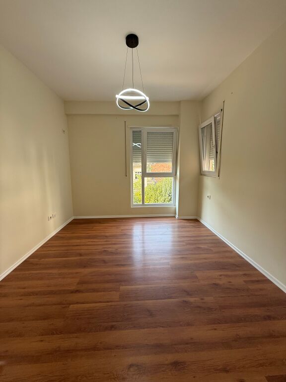 Apartament ne shitje 1+1,Shkolla e kuqe