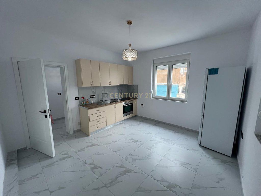 Jepet apartament 1+1 me qira ne nje kat Vile