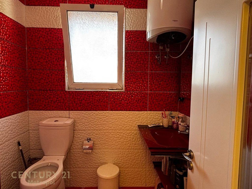 🏡 SHTËPI 2-KATËSHE PËR SHITJE – SAUKU I VJETËR / MJULL BATHORE 25,000,000 Lekë