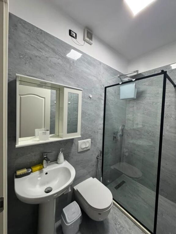 AFFITTASI   4 MONOLOCALI DI UNA VILLA SU 2 PIANI  Sheshi Shtraus Xhamllik