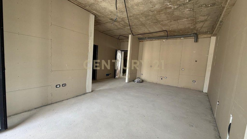 Shitet Apartament 1+1 pran Maternitetit te Ri, tek GOLDEN GATE
