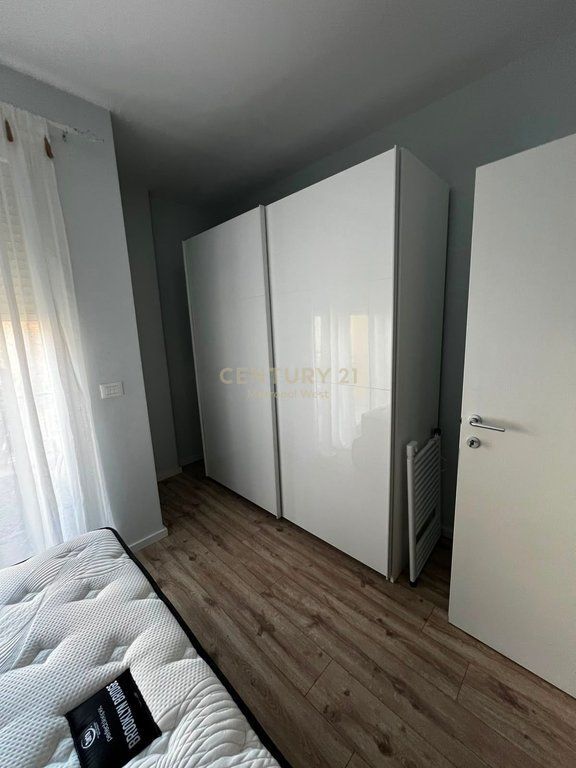 Jepet me Qira Apartament 1+1+Post Parkimi , Ish Tregu Elektrik