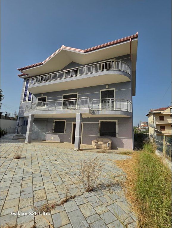 Villa su 3 piani con vista mare a Shkallnur – terreno di 700 m²