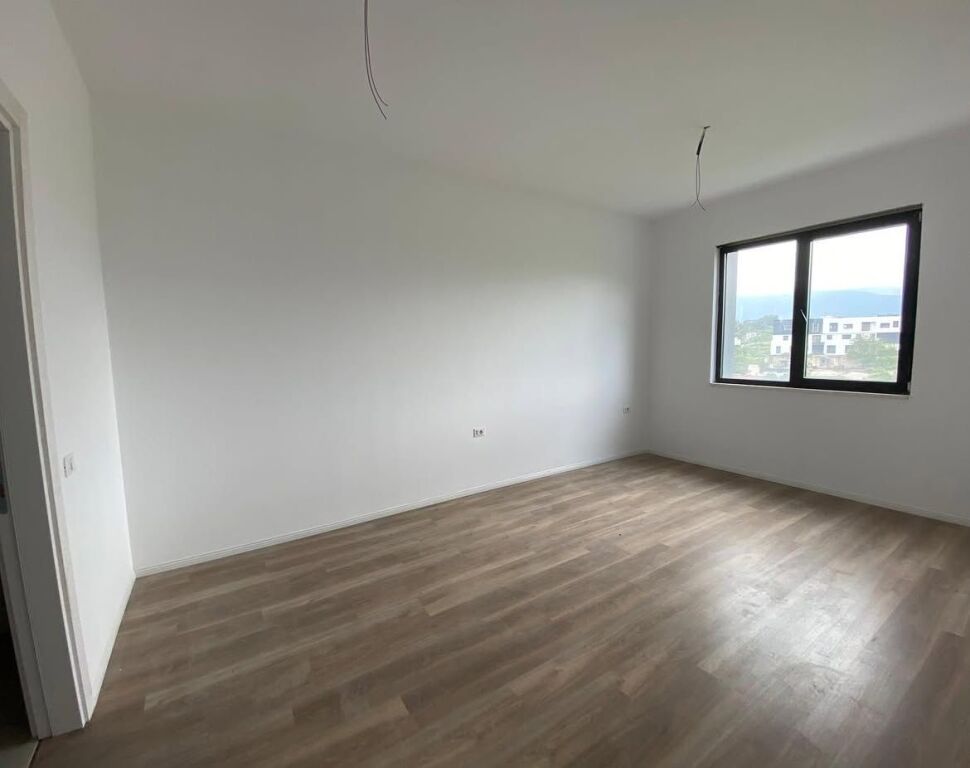 Shitet Apartament 2+1 Liqeni i Thate, prane Radisson