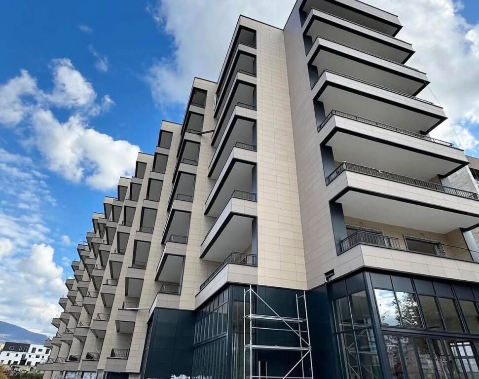 Shitet Apartament 2+1 Liqeni i Thate, prane Radisson