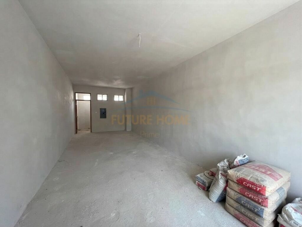 Shitet , Apartament 1+1 , Liqeni i thate , Tirane