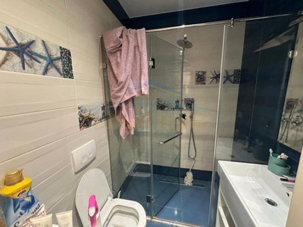 Rent, Apartment 3+1+2+ Veranda, 4 Deshmoret St., Tirana.