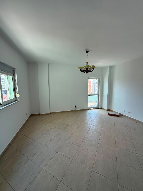 🏢Kristal Center,Rr.Prokop Mima, office space for rent, with an area of 100m2, empty.55,000Leke