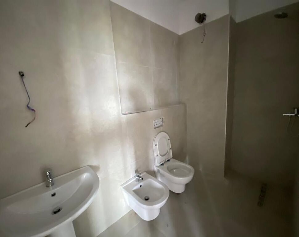 Shitet Apartament 2+1 Liqeni i Thate, prane Radisson