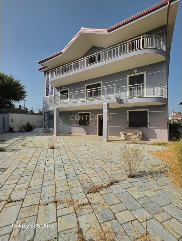 Villa su 3 piani con vista mare a Shkallnur – terreno di 700 m²