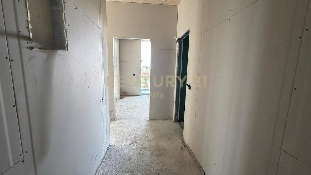 Shitet apartament 2+1 me 2 tualete – Golden Gate, pranë Maternitetit të Ri!