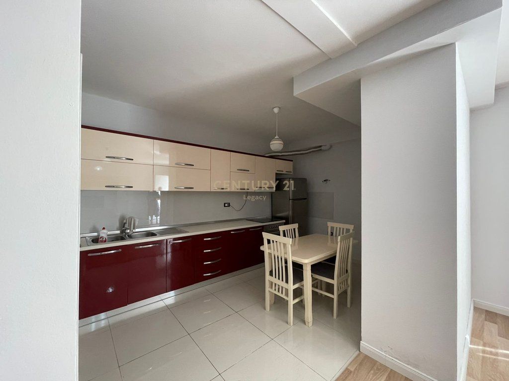 🏡 APARTAMENT 1+1 ME QIRA – PËRBALLË FURRË BUKË EUROPA  Jepet me qira apartament me tipologji 1+1, i pozicionuar në një zonë të preferuar dhe me akses të lehtë në shërbimet kryesore.  📍 Përballë Furrë Buke Europa 🏢 Kati 0 🛋️ Tipologjia: 1+1 🪑 I mobiluar 🏘️ Kompleks i mirëadministruar • Pagesa ne lek 35.000 lek  Apartamenti është një zgjedhje ideale për një çift ose individë që kërkojnë një ambient komod dhe të gatshëm për banim.  📲 Për më shumë informacion ose një vizitë në pronë, kontaktoni!