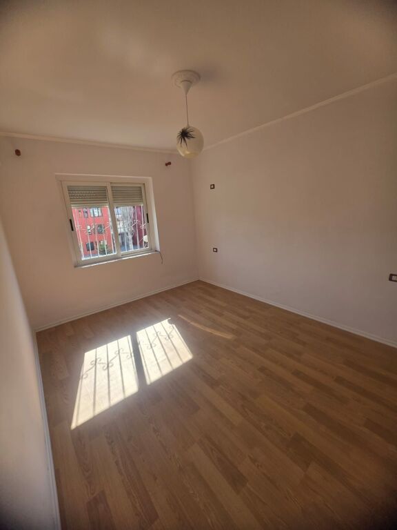 Shitet Apartament 2+1 me Ballkon pranë Spitalit, te Kryqëzimi i Dylit