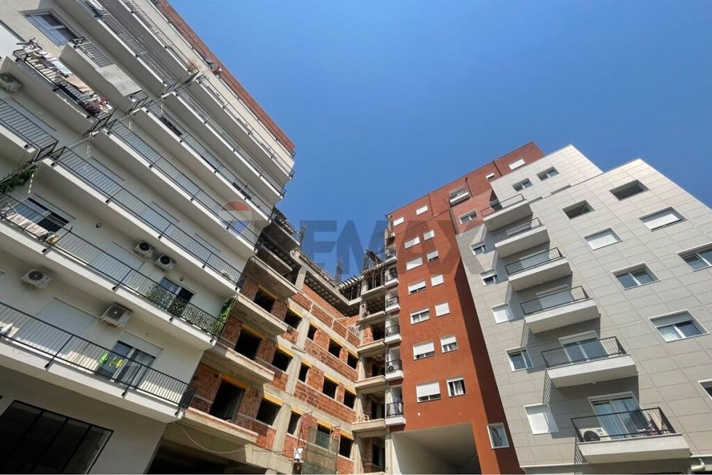 Shitet apartament 2+1 + Verandë Xhamlliku