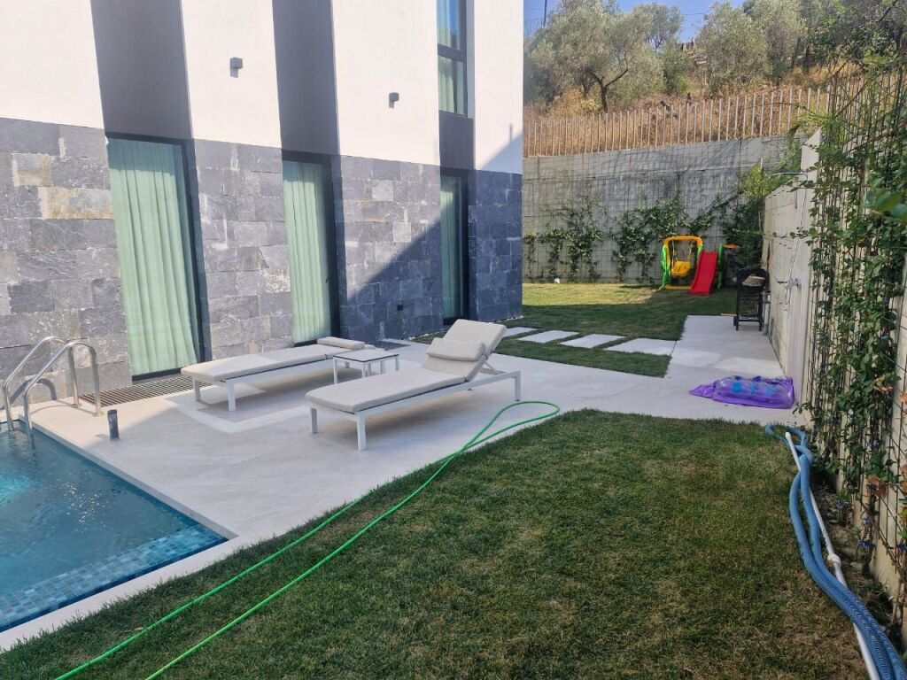3-Storey Villa with Pool and Yard at Dry Lake, near Radisson