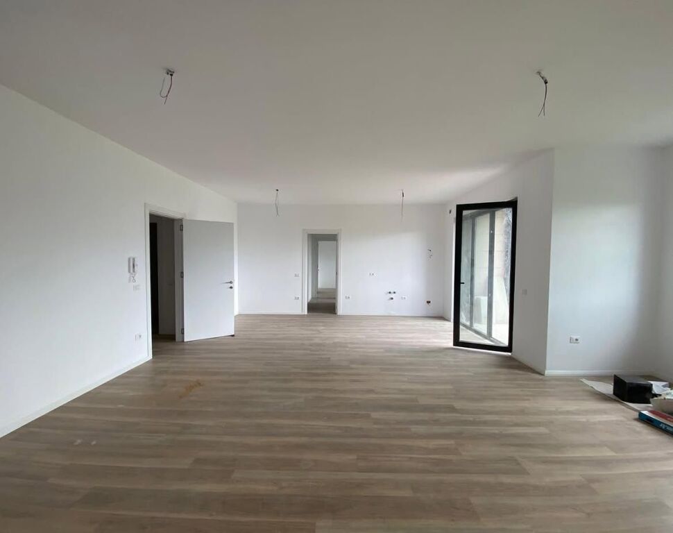 Shitet Apartament 2+1 Liqeni i Thate, prane Radisson