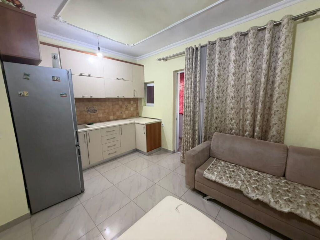 Ne zonen e Varrit te Bamit,,jepet me qera apartament 1+1, i mobiluar 40,000 Leke    