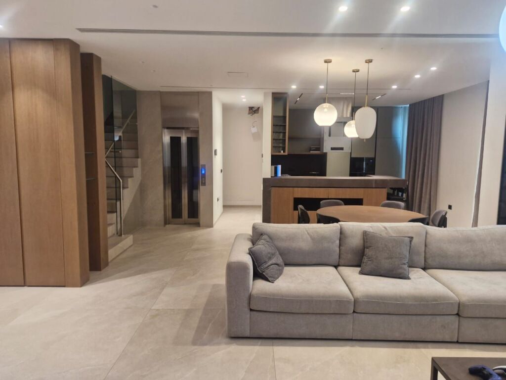 3-Storey Villa with Pool and Yard at Dry Lake, near Radisson