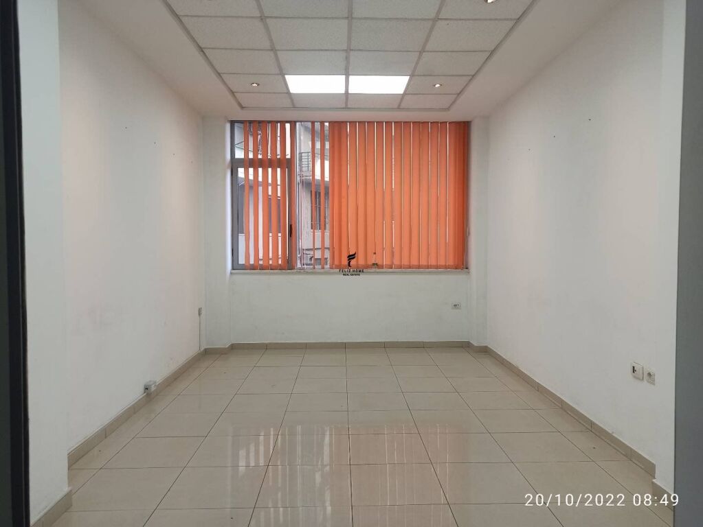 OFFICE FOR RENT 28 M2 DIBRES STREET 25,000 LEKE FH-92101
