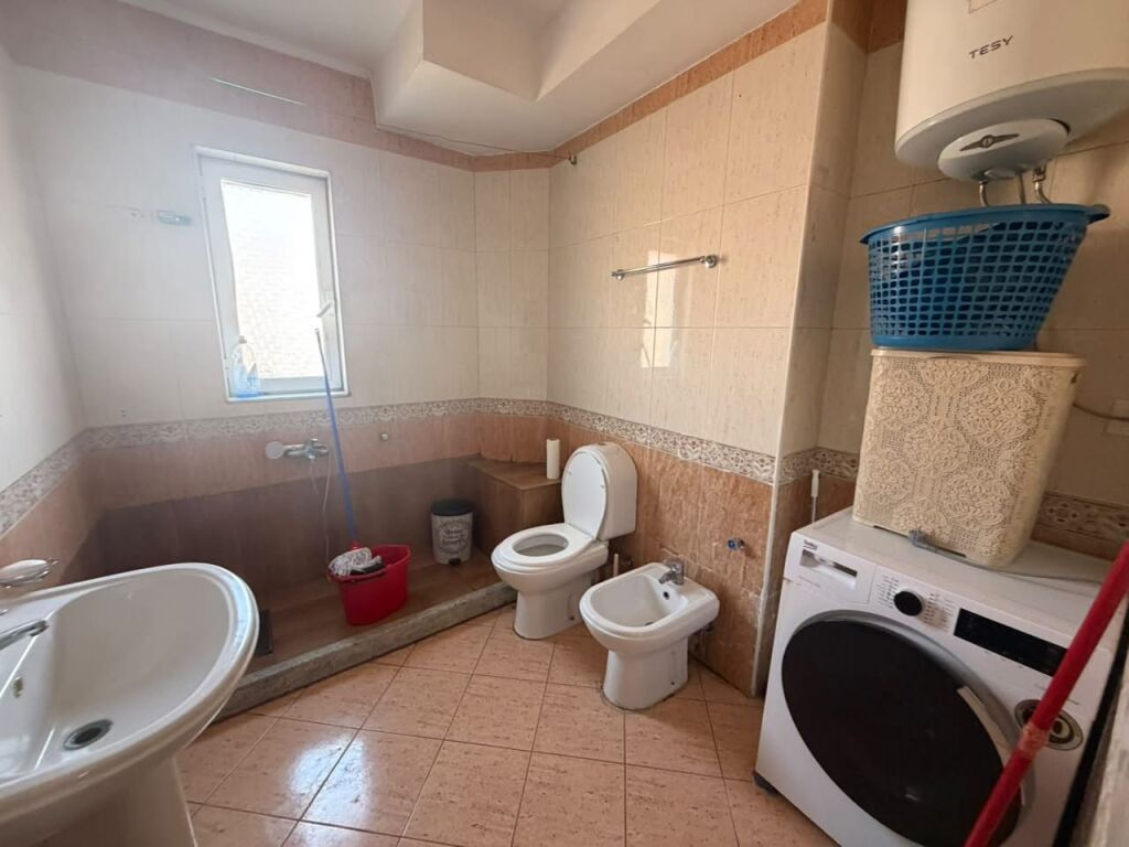 Ne zonen e Varrit te Bamit,,jepet me qera apartament 1+1, i mobiluar 40,000 Leke    