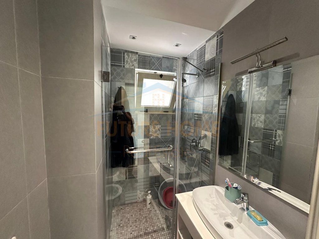 Rent, Apartment 3+1+2+ Veranda, 4 Deshmoret St., Tirana.