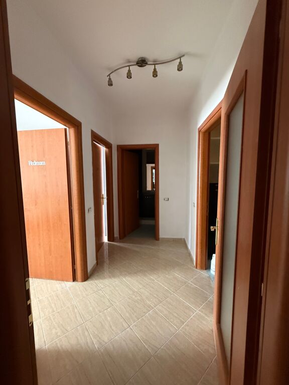 Jepet me qira apartament 2+1+2 – Rruga Irfan Tomini, përballë Deliorgjit