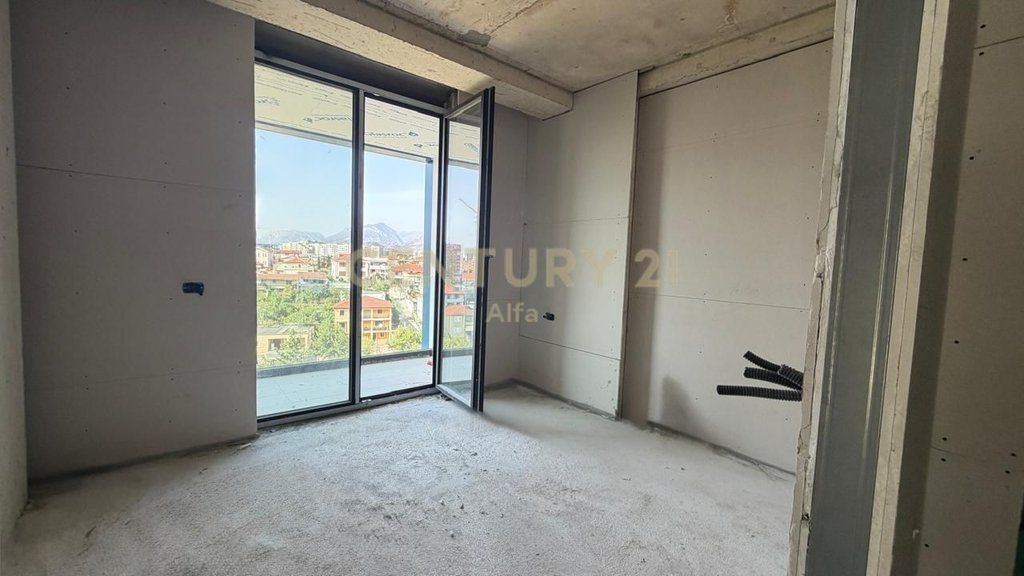 Shitet apartament 2+1 me 2 tualete – Golden Gate, pranë Maternitetit të Ri!