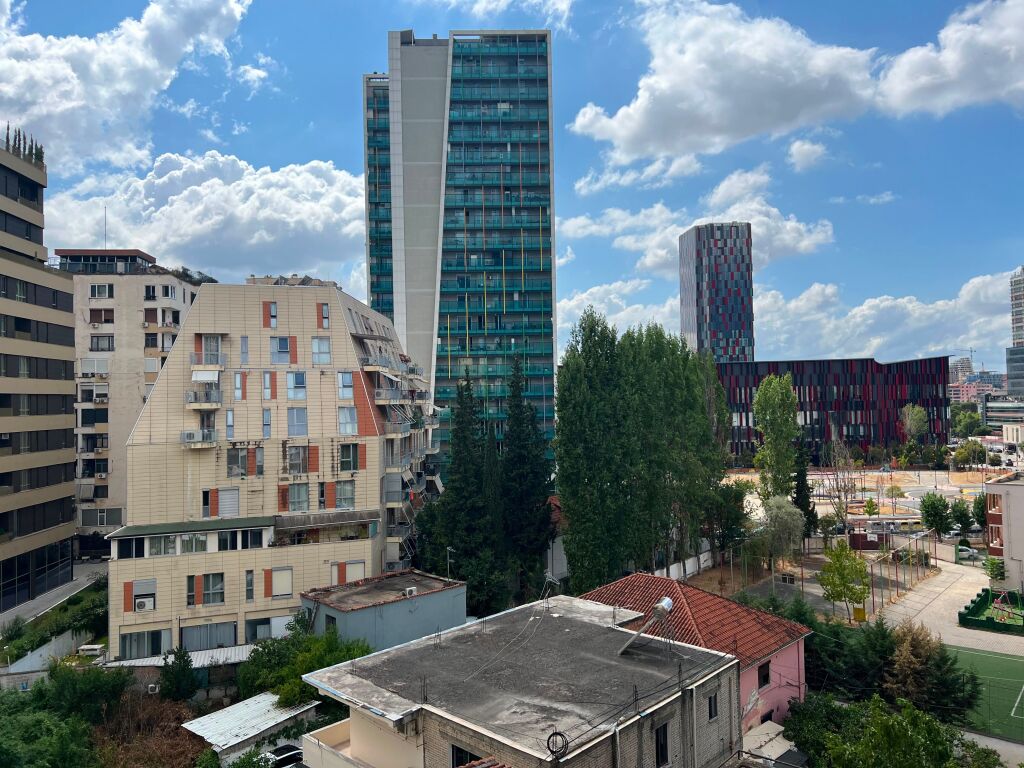Apartament 2+1+2 , rr Elbasanir prane Air Albania