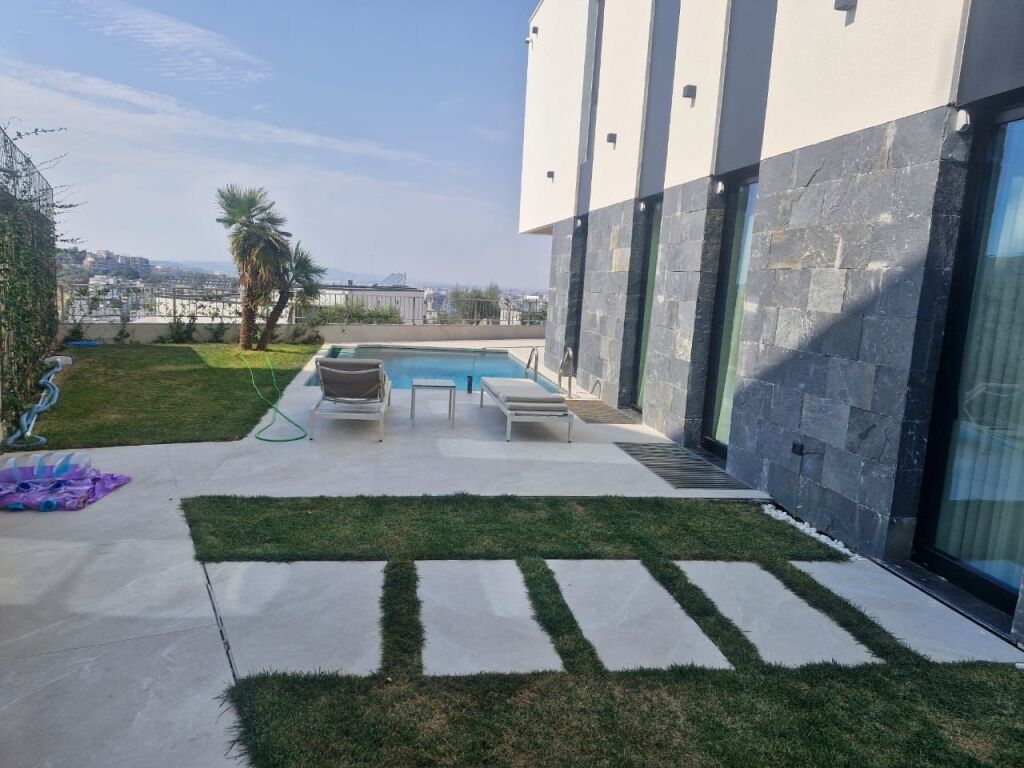 3-Storey Villa with Pool and Yard at Dry Lake, near Radisson