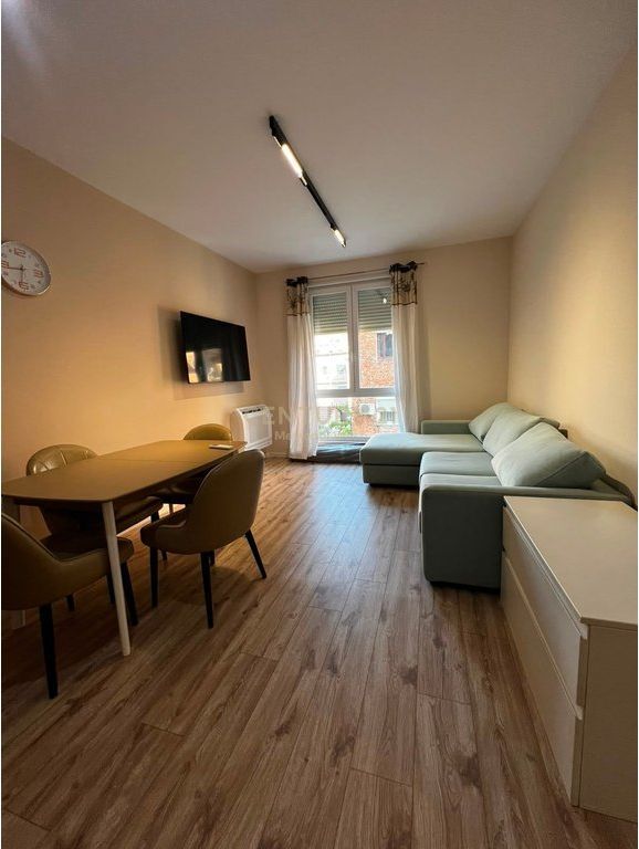 Jepet me Qira Apartament 1+1+Post Parkimi , Ish Tregu Elektrik