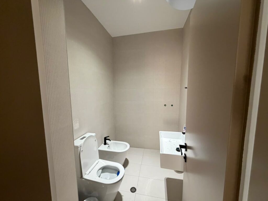 🏢 JEPET ME QIRA – APARTAMENT 3+1 NË BLLOK