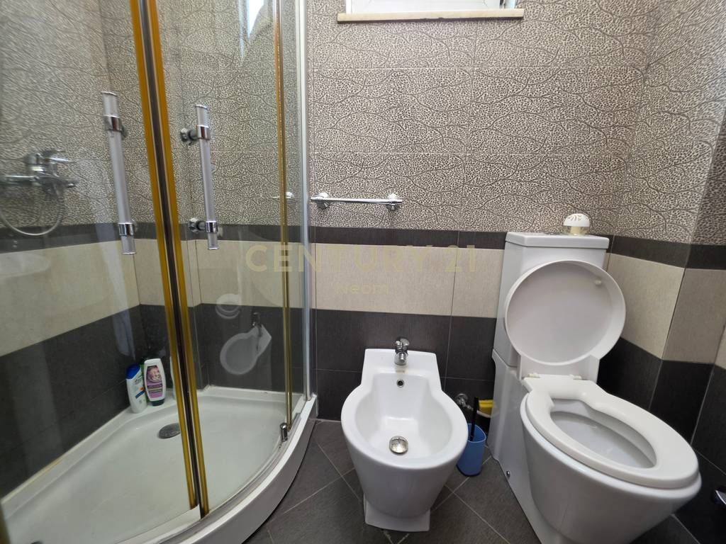 VILLA SU DUE PIANI IN AFFITTO NEL CUORE DI TIRANA, MYSLYM SHYR