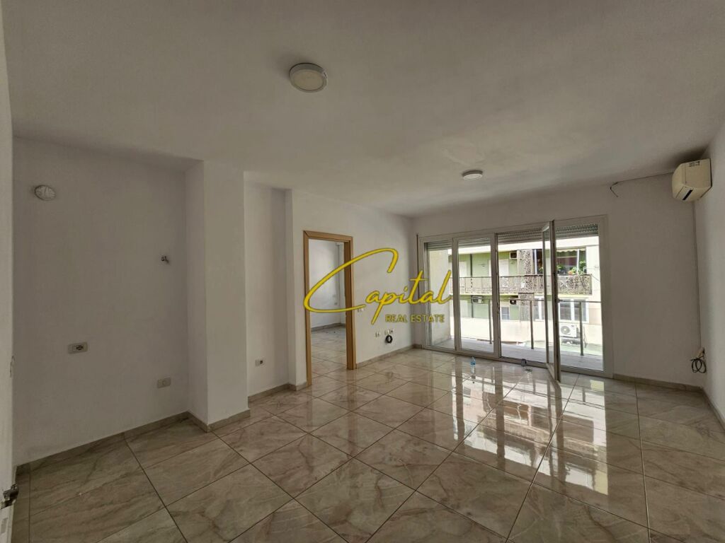 AMBIENT BIZNESI ME QIRA 63 M2 ZOGU I ZI 55.000 LEKE