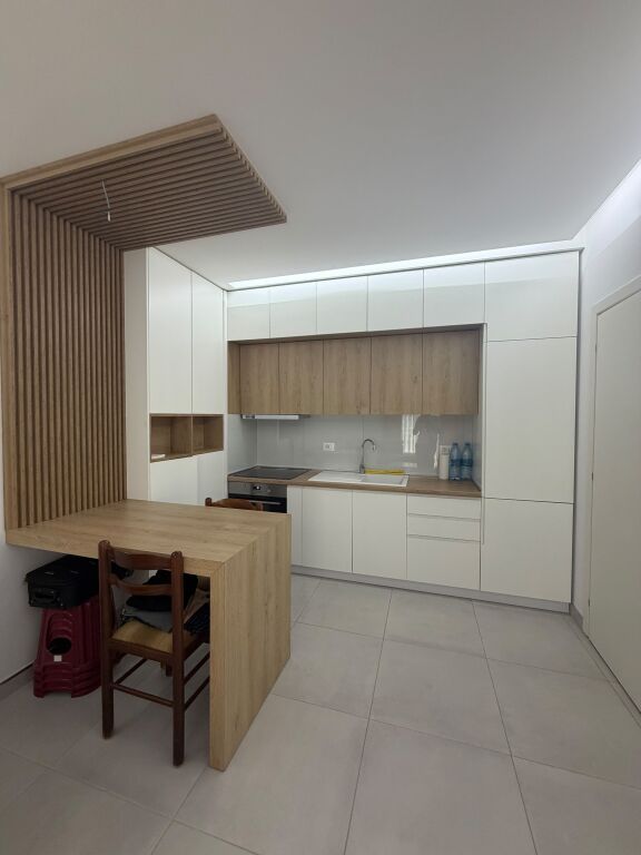 Appartamento in affitto 1+1 vicino a Villa L, prezzo 50.000 lek/mese