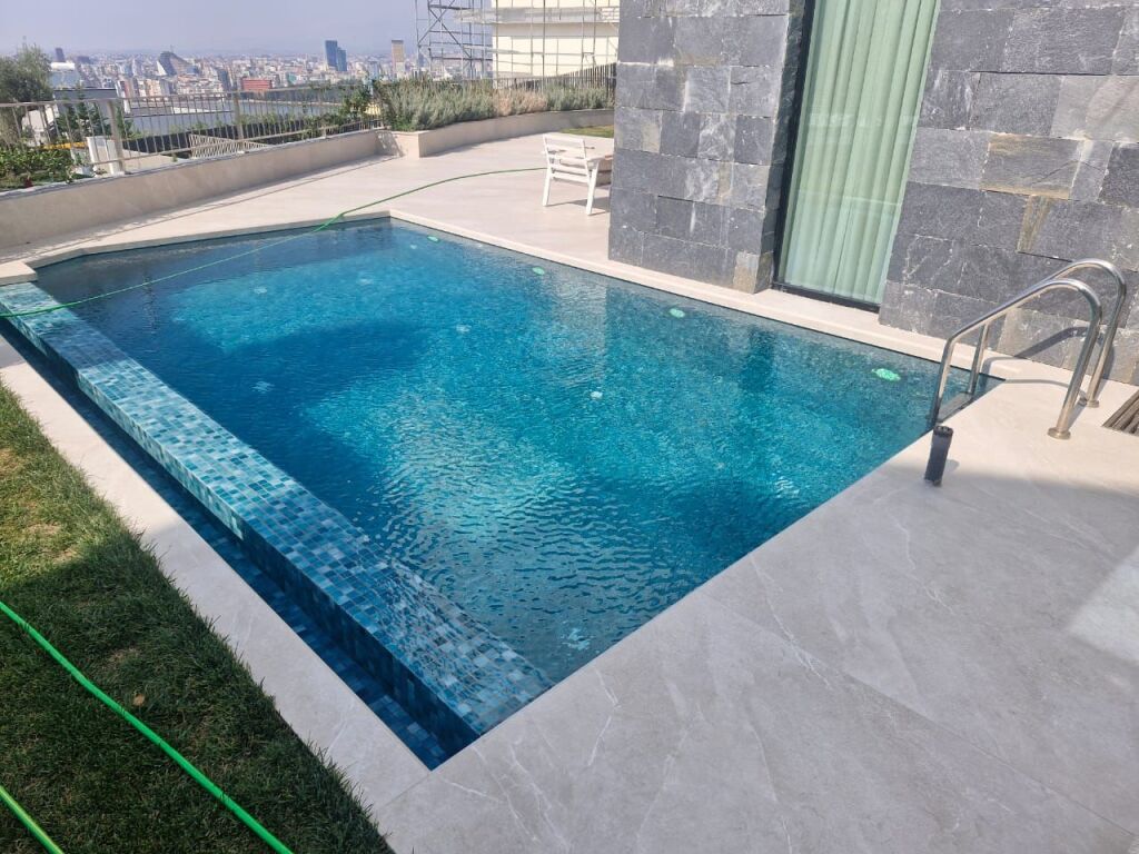 3-Storey Villa with Pool and Yard at Dry Lake, near Radisson