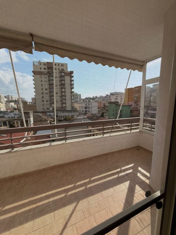 Shitet Apartament 2+1