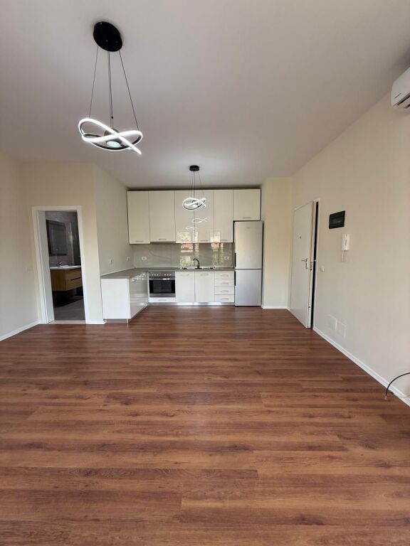 📍SHKOLLA E KUQE, APARTAMENT 1+1 NE SHITJE