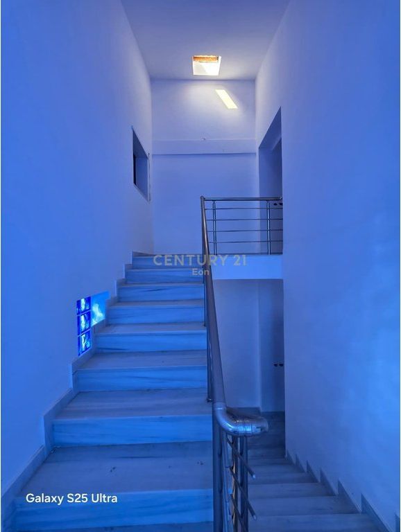 Villa su 3 piani con vista mare a Shkallnur – terreno di 700 m²