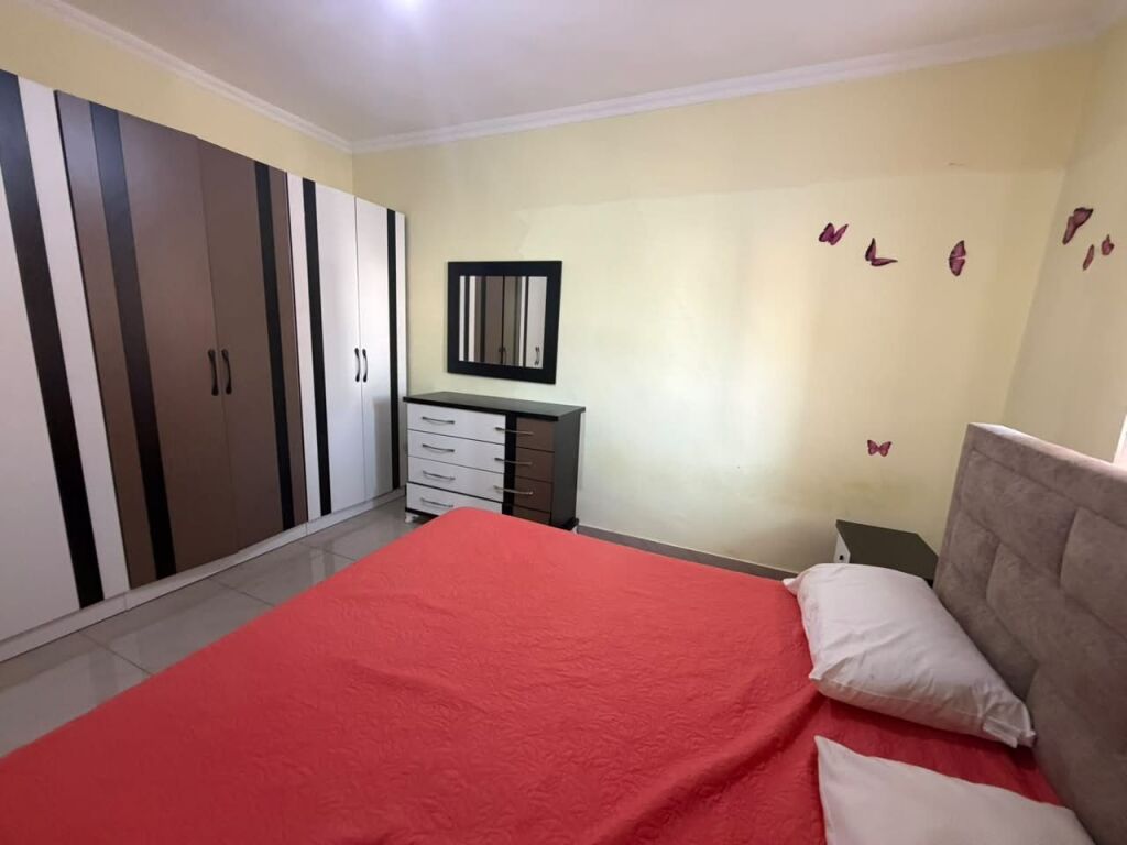 Ne zonen e Varrit te Bamit,,jepet me qera apartament 1+1, i mobiluar 40,000 Leke    