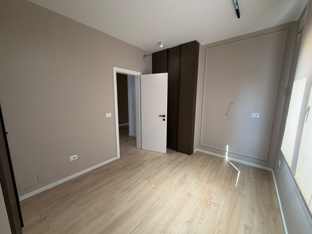 🏢 JEPET ME QIRA – APARTAMENT 3+1 NË BLLOK